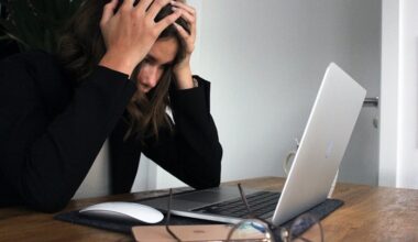 mujer-estresada-laptop